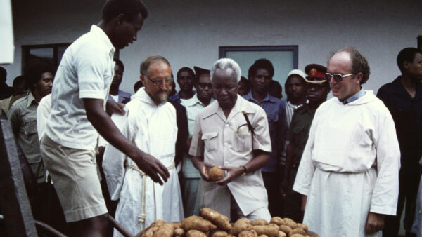 Julius Nyerere im Franciscan Seminary in Maua (um 1974) mit P. Ladislaus Siegwart (r.) und P. Gandolf Wild (l.). © Misisonsprokura Olten