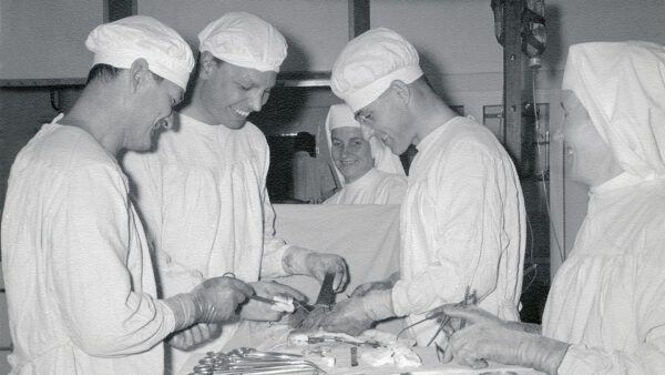 Operation im St. Francis Hospital von Ifakara im 1964: (v.l.n.r.): Dr. Karl Schöpf, Dr. Edgar Widmer, Sr. Judith,  Dr. Marcel Lauber sowie Sr. Columba. © zVg Edgar Widmer